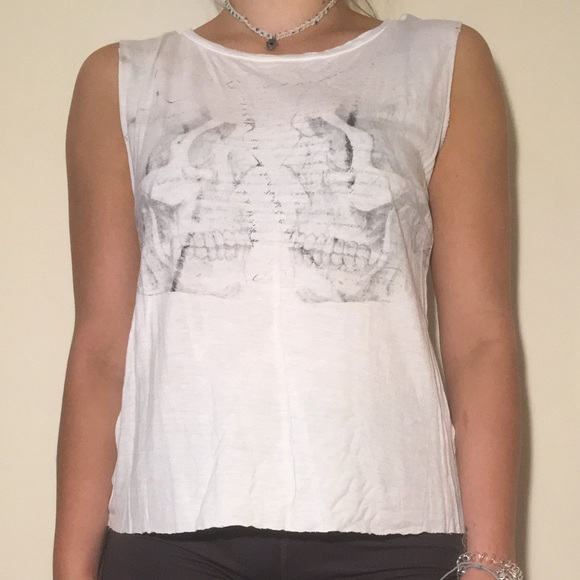 White Curt-off Tee with design - Picture 2 of 4